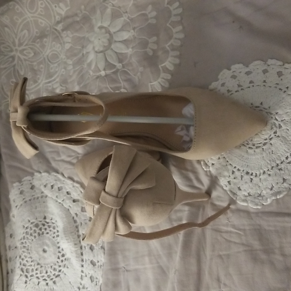 High heels with bow